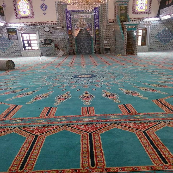 Шерстяные ковры в мечети 100%